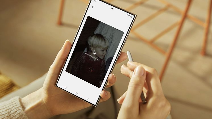 010-handson-galaxy-s24ultra-titaniumgray-spen-photo-remaster.jpg