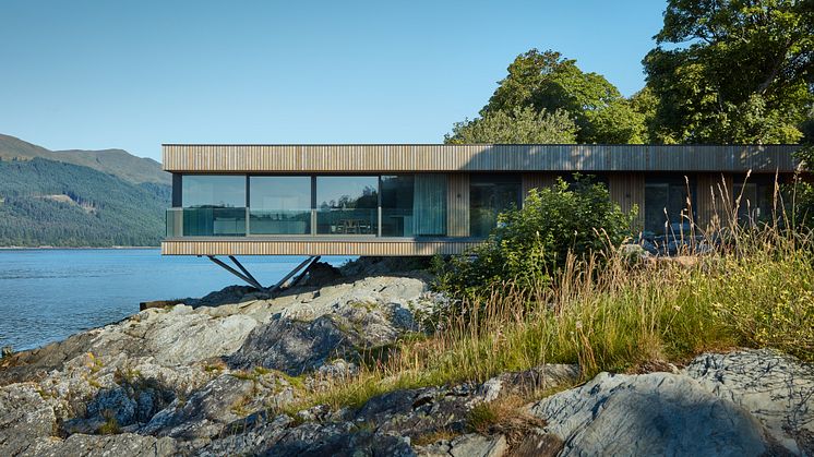 Rock Cove, ein modernes Wohnhaus an der schottischen Küste, schwebt auf Stahlstützen über den Klippen.