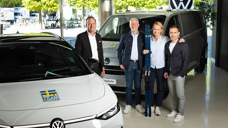 Från vänster: Sten Forberg (chef för Volkswagen personbilar), Lars Öberg (Längdchef Svenska Skidförbundet), Malin Westhed (Marknadschef, Svenska Skidförbundet, längd), Markus Ostermaier (chef för Volkswagen Transportbilar). Foto: Volkswagen.