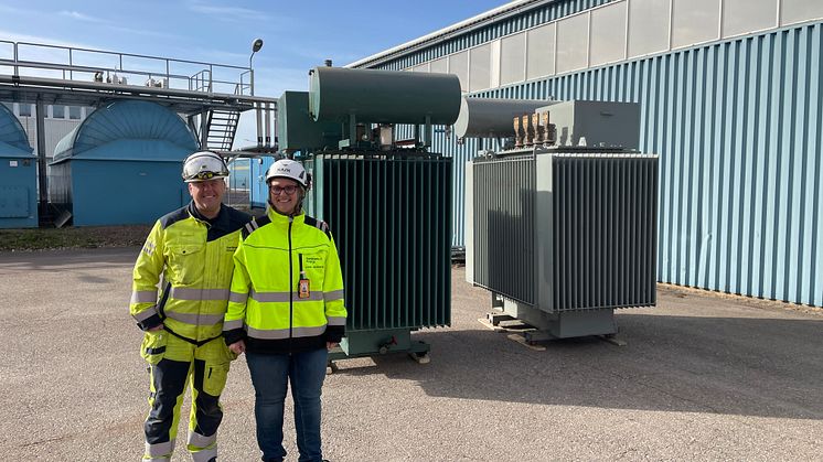 Karlstads Energi stödjer Ukraina genom att donera transformatorer till deras energiinfrastruktur. På bilden syns Kent Linné, underhållsingenjör och Linda Östberg, chef för värme och kyla på Karlstads Energi.