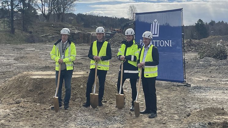 Vid spadarna fr v. i bild: Henrik Ljungdahl, vd MVB Väst, Fredrik Jagersjö Rosell, vd Panattoni Sverige, Helena Alterby Nordström, näringslivschef Härryda kommun och Mikael Johannison, vice ordförande kommunstyrelsen Härryda kommun.