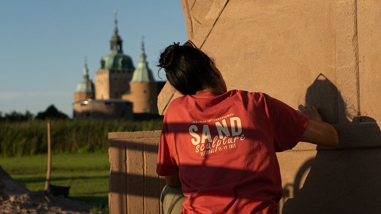Franziska Agrawal  med skulpturen "Planned Aging "