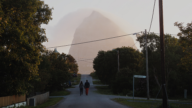 Couple taking a walk in the midnight sun, Husøy, Træna
