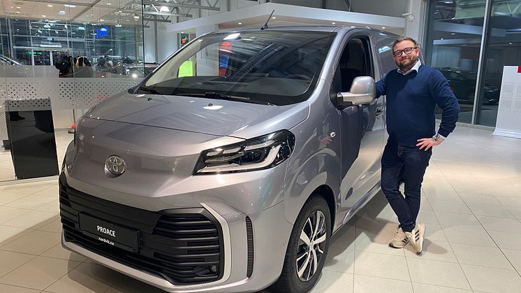 Klar for lansering: Bilselger Vebjørn Eliassen Jenssen fra Toyota-forhandleren Nordvik på Sortland. Foto: Nordvik AS.