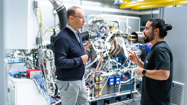 Stefan Dreyer (left) in conversation at the test bench.jpg