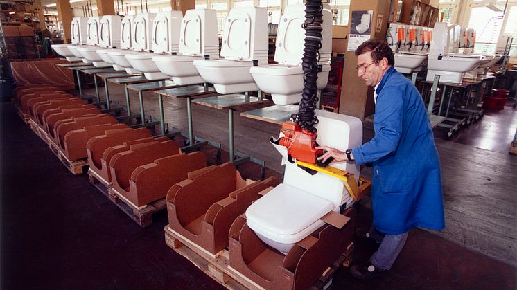 Propomat-pesu-wc-istuimen kokoamista Geberitin Jonan-tehtaalla vuonna 1999.jpg