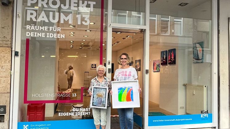 Noch bis Samstag, 31.08.2024 stellen Birgitt Krämer (li.) und Gundula Boehnke-Naujoks ihre Werke im Projektraum 13 aus.