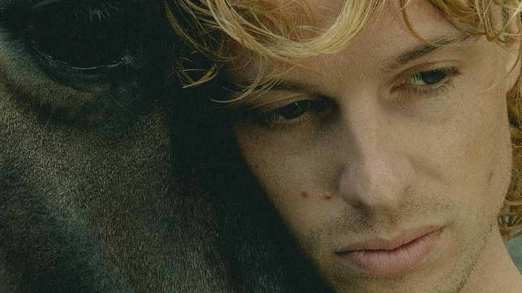Nya singeln "Afloat" av Isak Danielson inleder en spännande höst med album och turné