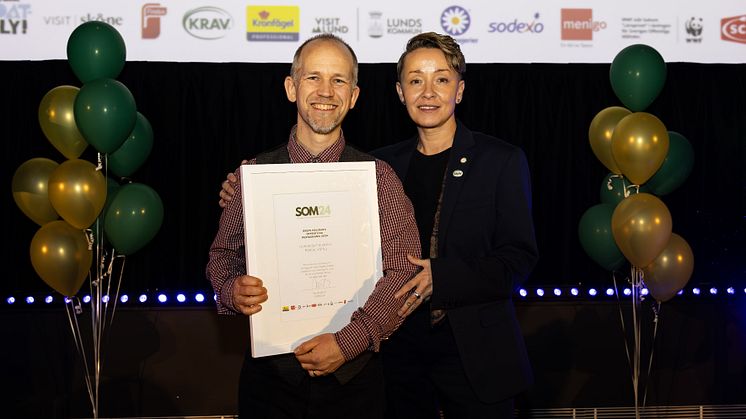 Kocken Johan Engman och rektor Emira Karupovic på Norlandia Förskolor Pärlan i Vårby tog emot priset Årets hållbara offentliga restaurang 2024.