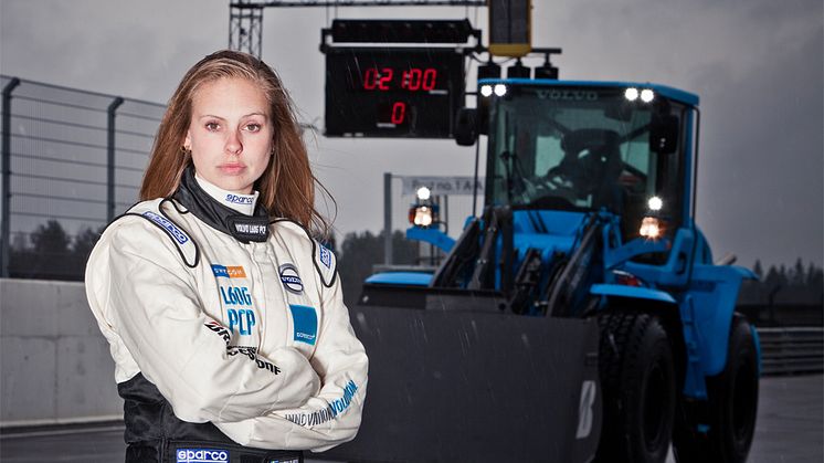 Hastighetsrekord av Karin Olsson – nu är hon världens snabbaste hjullastarförare
