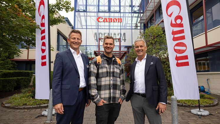 Fra venstre: Svein Trønnes, markedsdirektør i Canon Norge, Øystein Pettersen og adm. dir. i Canon Erik Mikalsen
