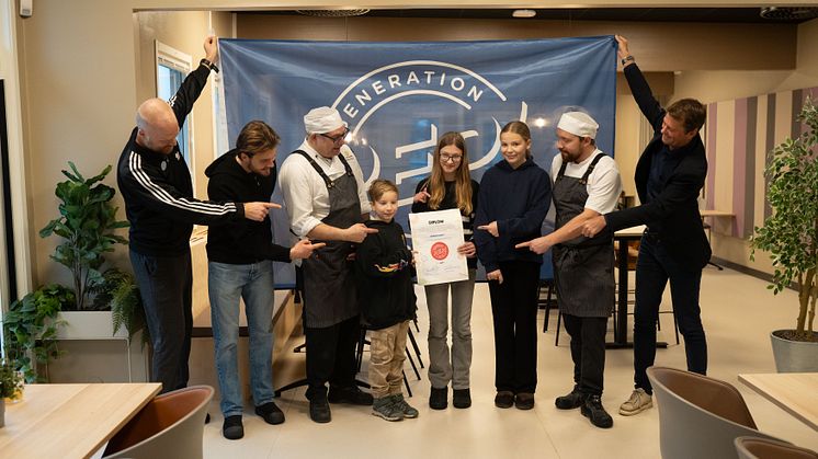 Eleverna Sara Johansson, Elina Fredriksson Olsson och Elliot Eng. Kockarna Niklas Nordström och Tobias Ellström. Johan Wisenius, rektor (längst till höger), Simon Wagnsson, fritidsledare och Emanuel Wennergrund Iderström, lärare (längst till vänster)