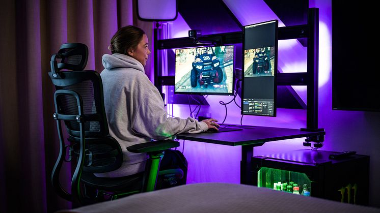girl-gaming-hotel-gaming-room-quality-hotel (1).jpg
