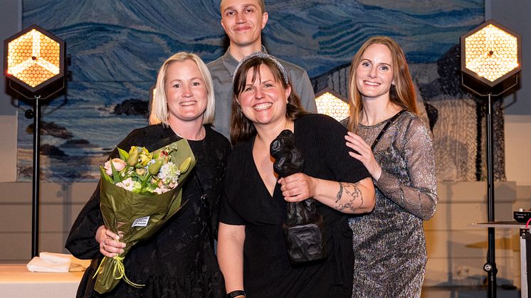 Linda Arvidsson, Felix Havermark, Matilda Ehnberg och Josefine Ahlin är stolta vinnare av Framtidspriset. Foto: Nathalie Malic