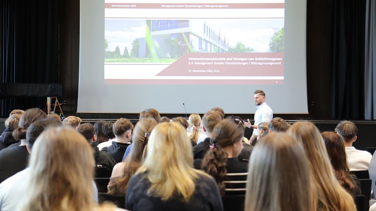 Handelslehranstalten Lohne zu Besuch an der Universität Vechta – Wirtschaftsstudium zum Anfassen und mit Turbo-Effekt