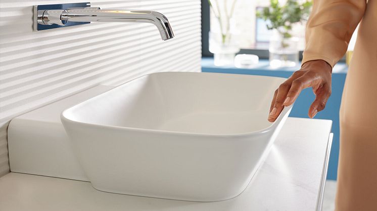 2024 Geberit Mix & Match ONE lay-on white matt with hand_Big Size.jpg