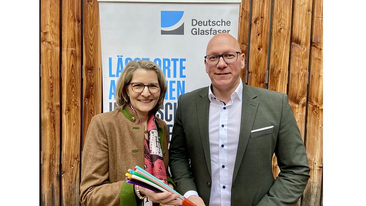 Glasfaser für Neubaugebiete „Schillerslager Straße Ost“ und „Kleiner Grashof“ in Burgwedel: Ortrud Wendt, Bürgermeisterin der Stadt Burgwedel ist zufrieden über das Ergebnis ihrer Gespräche mit Michael Sieve von Deutsche Glasfaser. (Burgwedel)