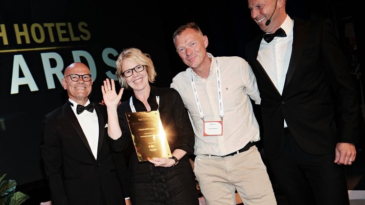 Anna Gustafsson och Svante Stenervik på Best Western Hotel Vrigstad tog emot priset för Hotel of the year. 