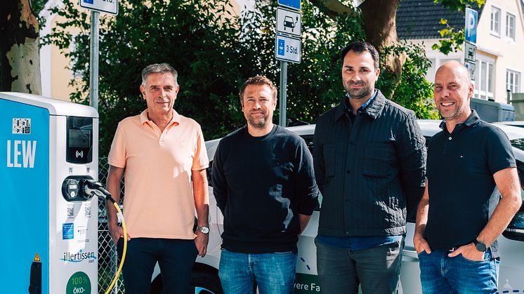 Jürgen Eisen, Erster Bürgermeister der Stadt Illertissen, der Klimaschutzmanager der Stadt Simon Ziegler, Rossen Schechredski, technischer Projektleiter E-Mobility bei LEW, und LEW-Kommunalbetreuer Andreas Bayer (v.l.n.r.) stellen die neuen Ladeangeb