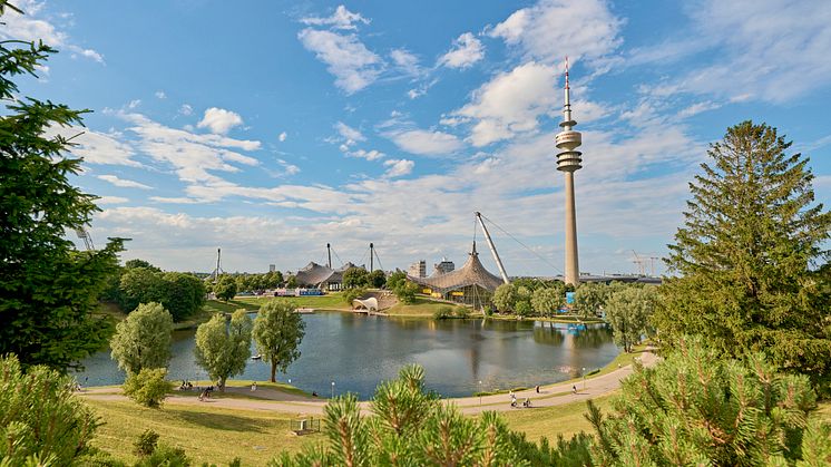 München_Olympiapark_mit_Olympiahalle_und_Fernsehturm.jpg