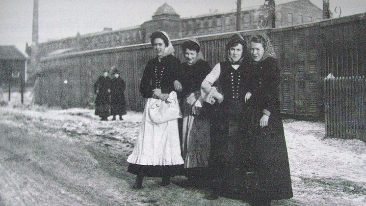 Utanför kamgarnsspinneriet 1890-talet