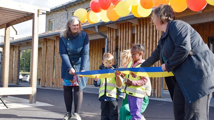 Monika Bubholz (MP) och Lina Larhult (S) höll i invigningsbandet när förskolebarnen Nicco och Maida klippte till med lite hjälp från rektor Annica Åsemark
