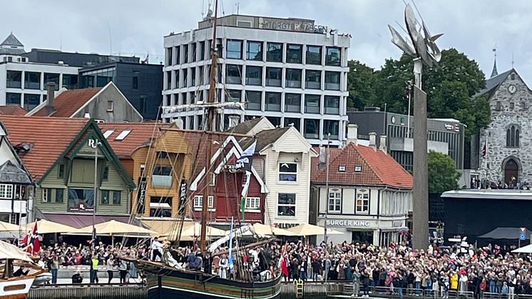 En kopi av sluppen Restauration startet sin "utvandringstur" fra Stavanger til USA 4. juli 2025. Bildet viser folkefesten da 