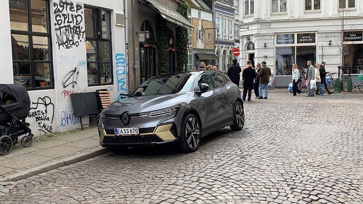 Renault topper i april