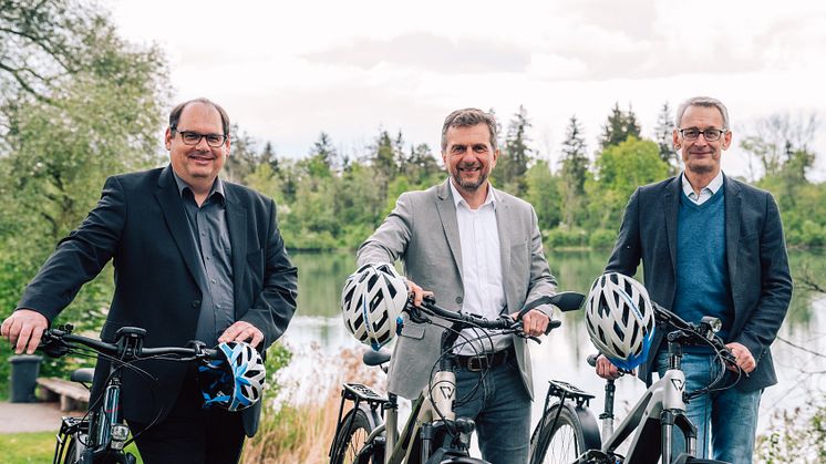 Erfolgreicher Abschluss des LEADER-Projekts: (v.l.n.r.) Martin Glink, Geschäftsführer LEW Wasserkraft; Michael Obst, Erster Bürgermeister Markt Kellmünz; Erich Herreiner, LEADER-Koordinator für das nördliche Schwaben und Lechrain.