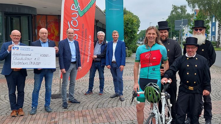 Andreas Speith und Johannes Brocke (Obermeister Innung Sanitär, Heizung, Klima) übergeben die Spende (v .l) an die Schornsteinfeger: Olaf Meiners (im Trikot), Sebastian Hund, Werner Überdick, sowie Jörg Sackers (v. l.)