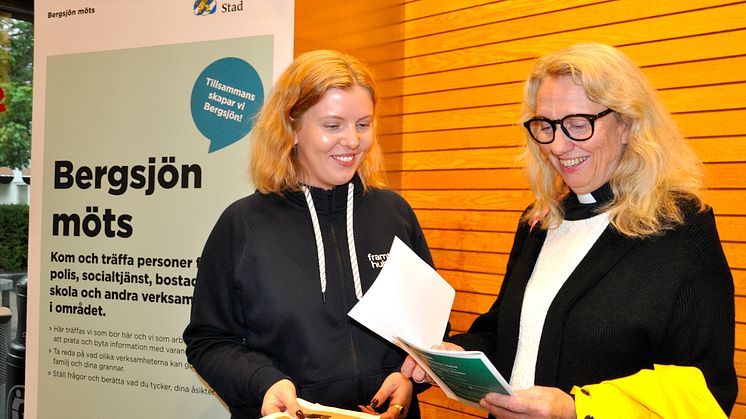 Sara Andersson från Framtidshubben tipsar om deras verksamhet till Catarina Brodén som är präst i Bergsjö kyrka