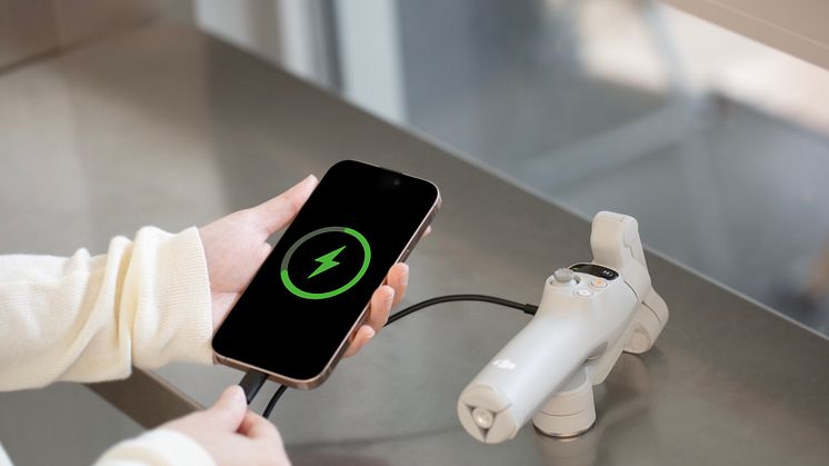 Osmo mobile 7_Charge your cell phone from the gimbal.jpg