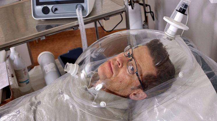 Daniel Arvidsson demonstrerar en respirometer.jpg
