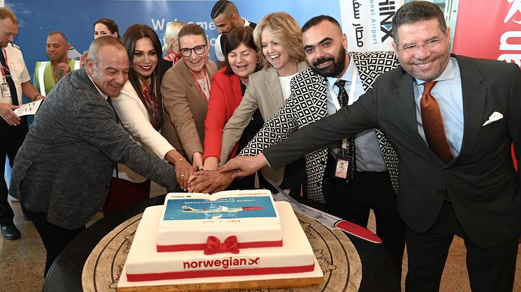 Danmarks ambassadør i Egypten tog imod første fly fra Norden til Sphinx Lufthavn i Kairo