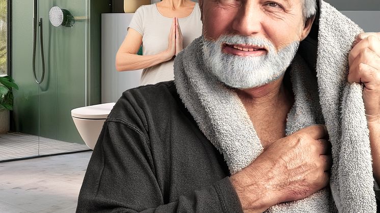 Ein Ehepaar wird in ihrem Badezimmer gezeigt. Ein Dusch-WC und eine bodenebene Dusche ist im Hintergrund zu sehen.