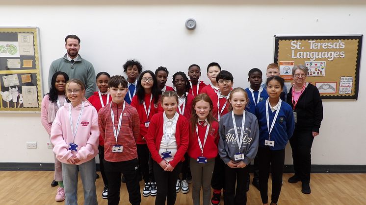 Students from the school banks with Pollok Credit Union Chair Shaun Quinn (left) and ng homes Chair Catherine Rossine (right)
