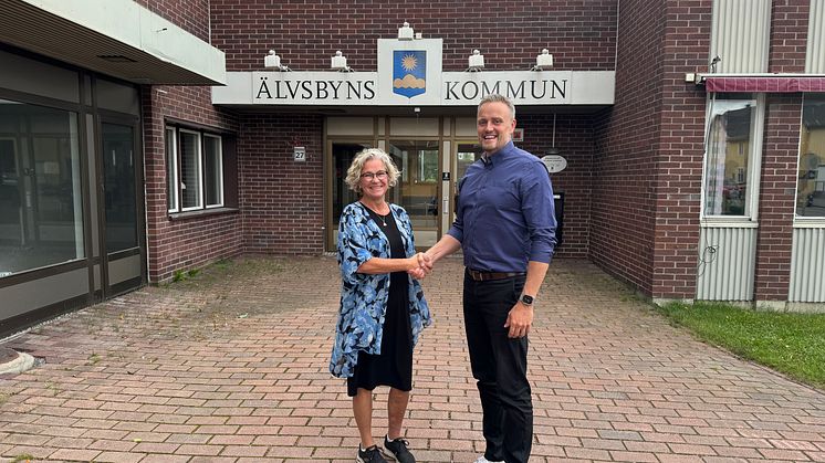 Yvonne Westerlund, konceptägare för Vivum på Riksbyggen och kommunalstyrelsens ordförande Johan Dahlqvist