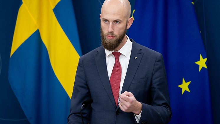 Livsmedelsföretagen välkomnar ministern för civilt försvar Carl-Oskar Bohlins förslag för att stärka myndigheternas handlingskraft och proaktivitet. Foto: Regerinsgkansliet