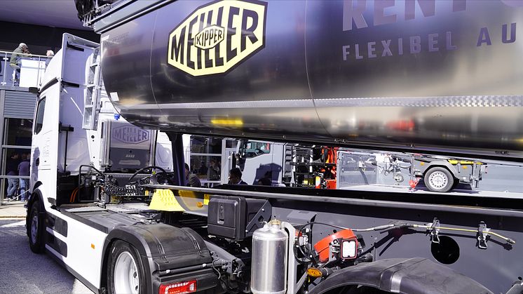 Der eActros 600 mit dem neuen Nebenantrieb (mPTO) von Paul in Kombination mit dem Meiller Kipper Grandload auf der bauma 25 