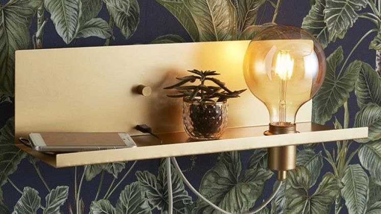 Hylla_med_lampsockel.webp