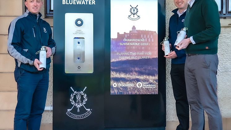 på St Andrews Links. Från vänster till höger: Sandy Reid (Director of Greenkeeping - St Andrews Links Trust), Philip Russell (Bluewater), Alan Grant (Director - Partnerships & Engagement - GEO Foundation for Sustainable Golf). 