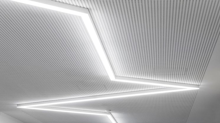 Foto: Henrik Schipper Photography. August-Meier-Haus - NürnbergStift. Leuchtender Lichtkanal Herzschlag führt durch die Gänge der Seniorenresidenz.