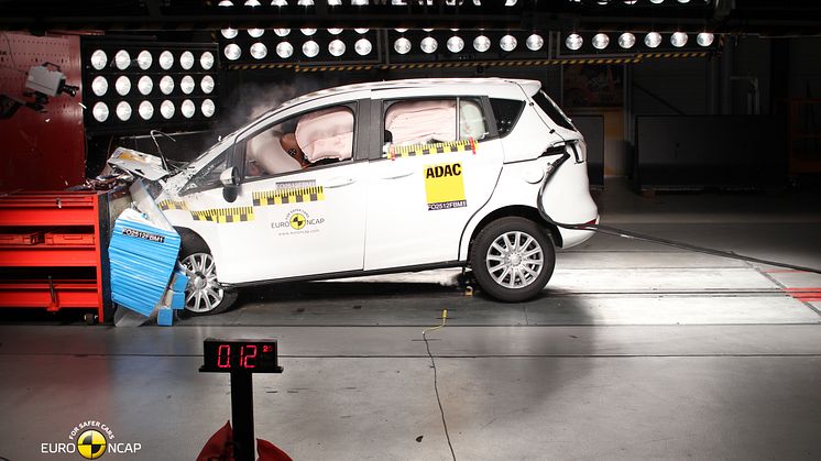 FORD B-MAX UDEN MIDTERSTOLPE SCORER FEM STJERNER I EURO NCAP CRASH-TEST