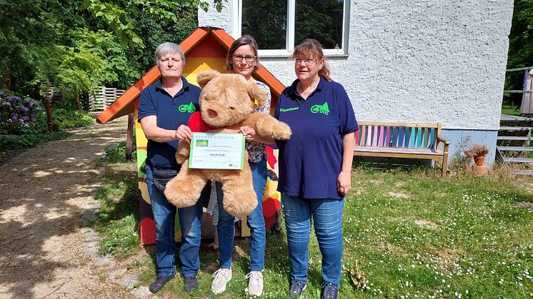 Christiane Hentschel (3.v.l.) und Kerstin Brosig, Vorstandsmitglieder DCC LV Sachsen e.V., übergeben Anke Voigt, Bärenherz, die gesammelte Spendensumme