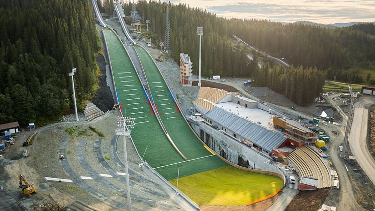 Som første hopparena i verden er Granåsen idrettspark tildelt miljøsertifiseringen BREEAM Infrastructure til nivå Excellent. Foto: NCC 