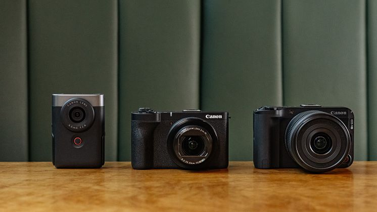 Product_Ambient_Three_Cameras_On_Wooden_Surface_622934.jpg