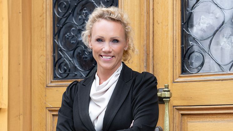 Irja Amolin tf vd Bjurfors liggande.jpg