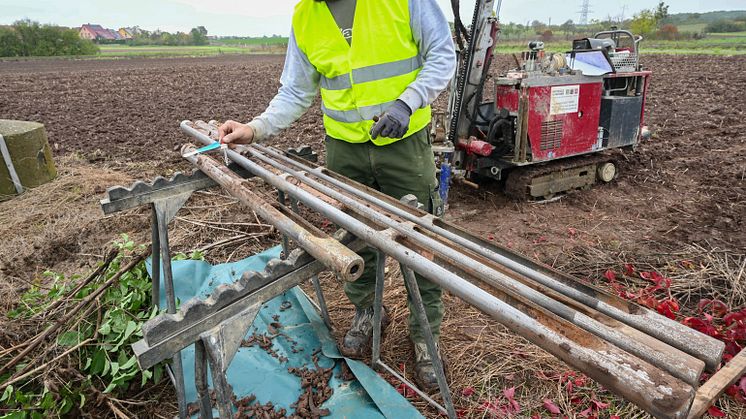 In der Vorbereitung zur Verlegung des Umspannwerks in Unterschleißheim und dessen Anbindung an das Stromnetz lässt die Bayernwerk Netz den Baugrund untersuchen. 