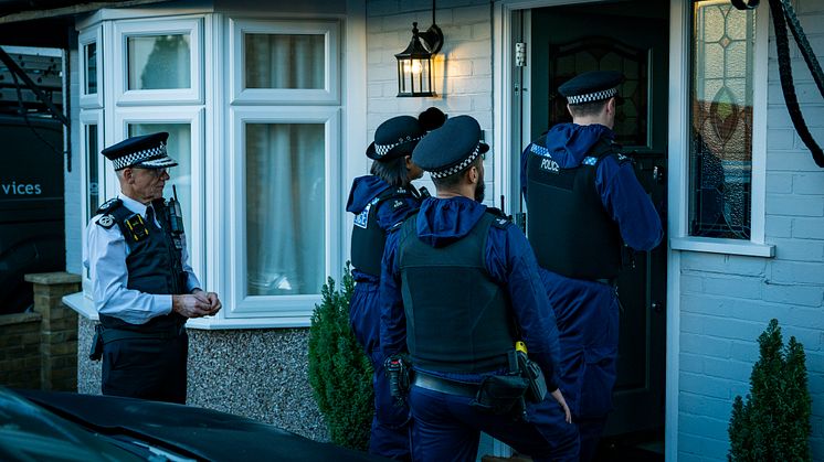 Commissioner Sir Mark Rowley at an early morning arrest in Sutton 003.jpg