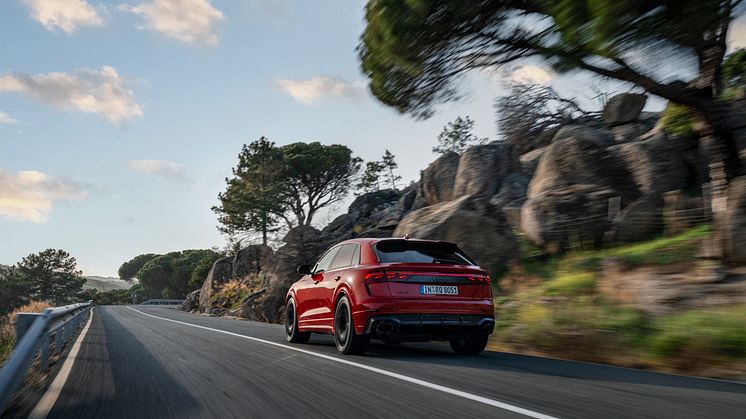 Audi RS Q8 performance (Chilirød metallak)